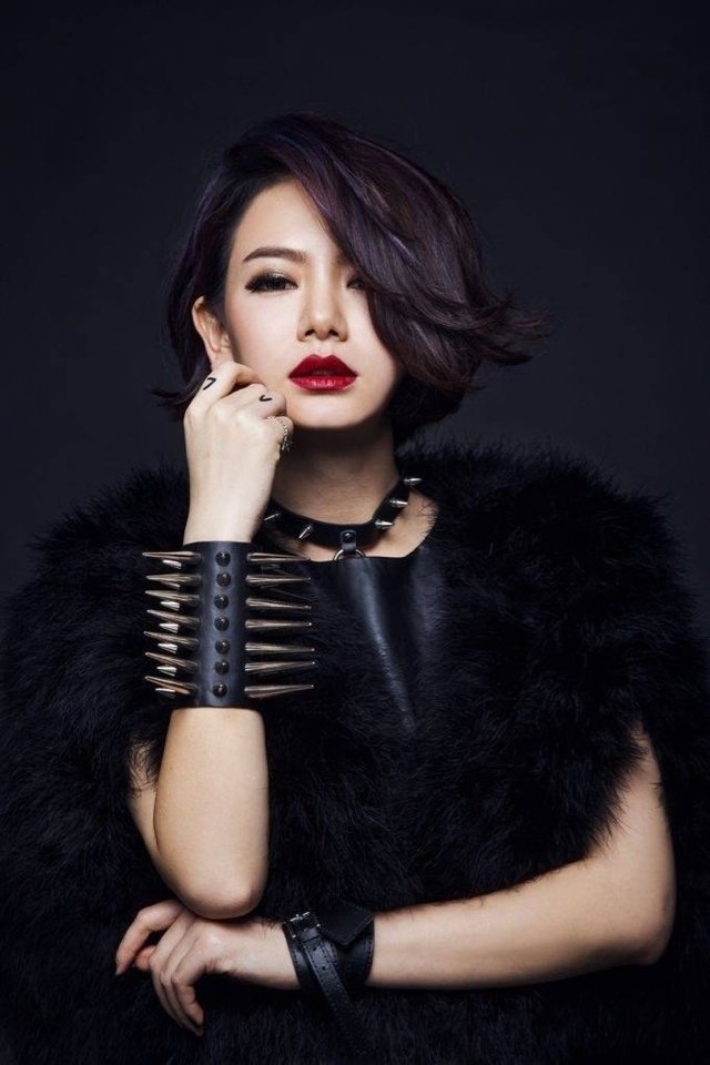 iphone4美女黑色壁纸_iphone4美女黑色壁纸下载